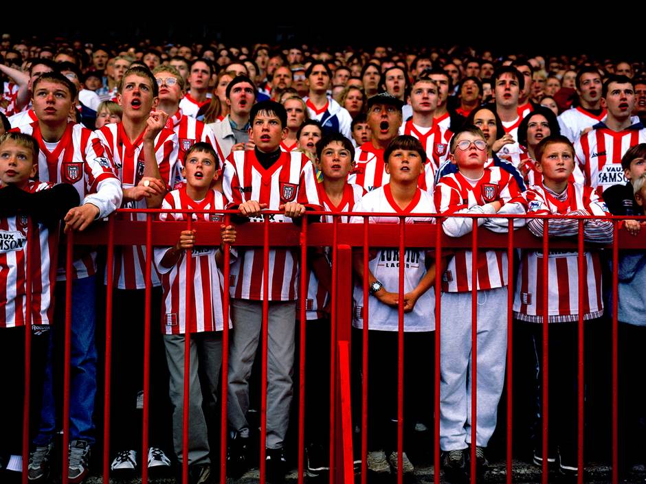 GeorgiaSmithso2's tweet photo. Loved the montage of iconic images of fans of football tonight on Newsnight, especially no. 2 (best image ever) @safcmuseum @FootballMuseum @StuartRoyClarke https://t.co/aFh14e5VHu