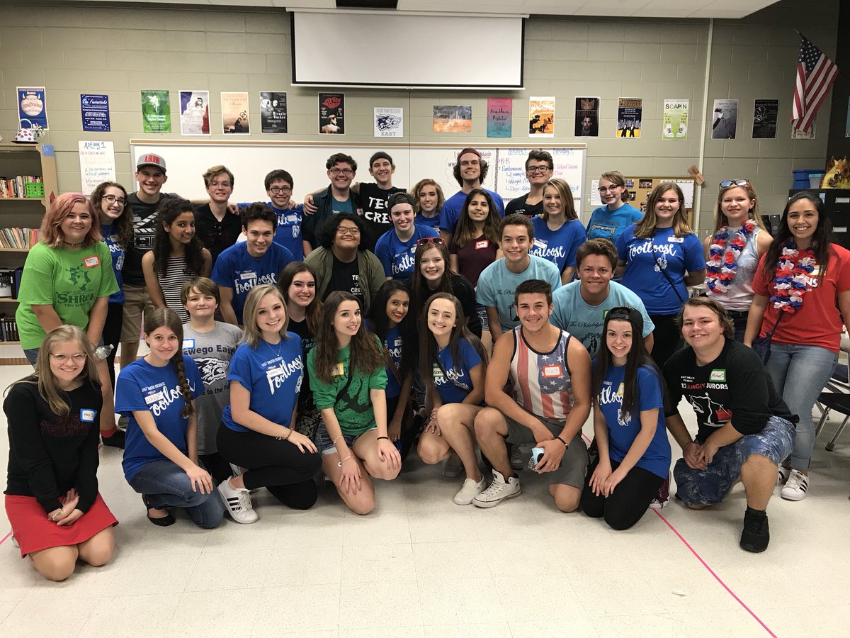 OE_Theatre's tweet photo. Happy #WorldTheatreDay from our East Theatre family!! #TIOS18 #oetheatre #schrelovsky #wearefamily https://t.co/Cw2h3dLO5a