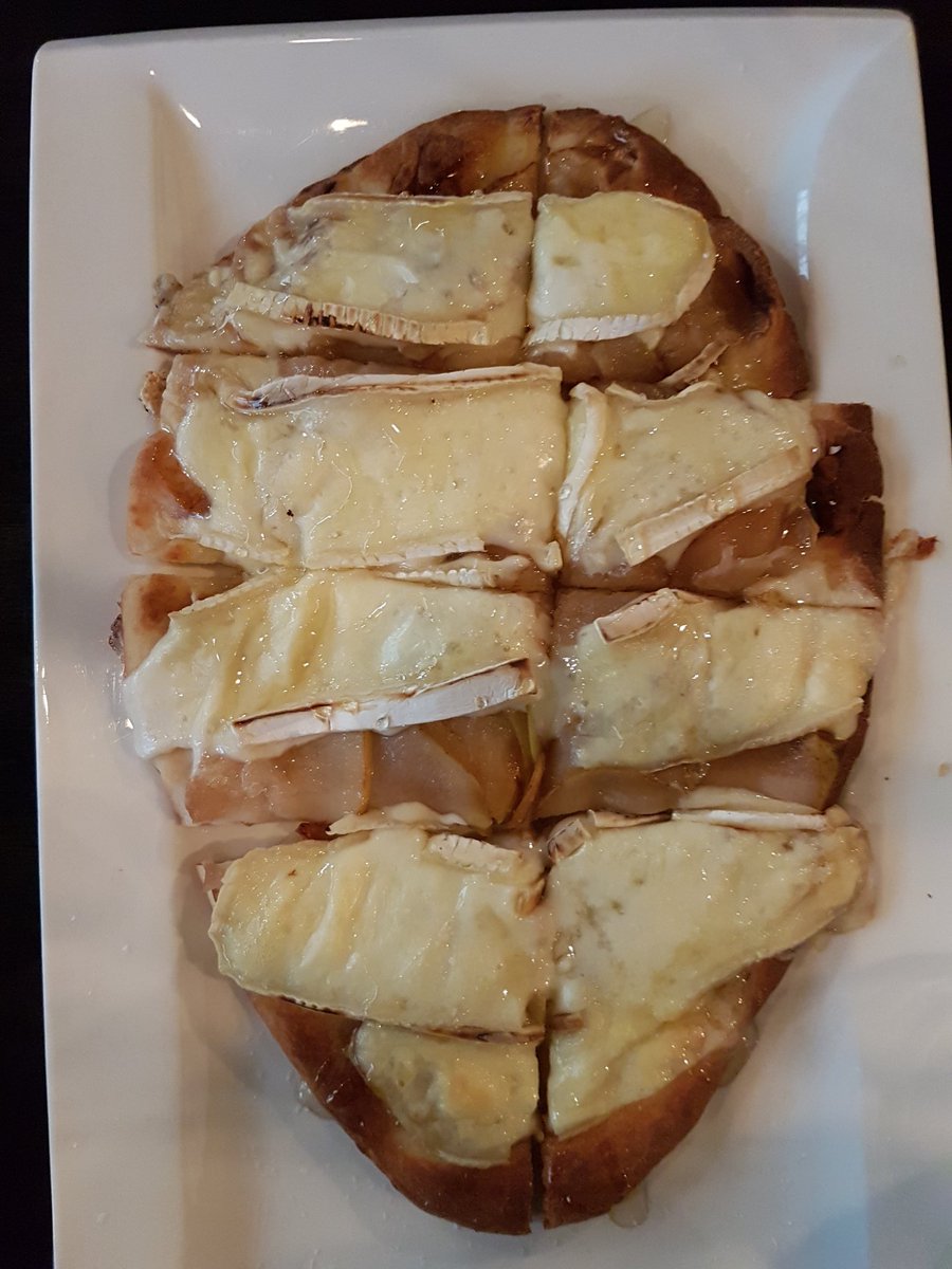 AlexBielak's tweet image. Just a quick - and good - snack @giltrestaurant b4 going to hear @randallh talk on @canada_c3 tonight. #pulpitos #pearbrieflatbread #andavesperforher