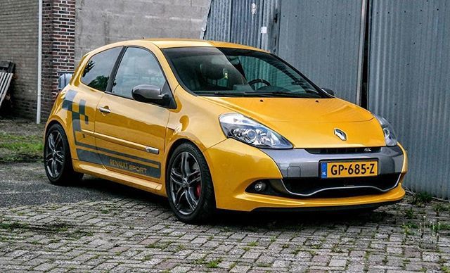 TurboRenault's tweet photo. @clio197200nl -  Jaune Sirius / Liquid Yellow 💛💎 📸 by @carspots_038 #clio200 #cliosport #cliors #clio3rs #instacar #liquidyellow #renaultclio #renault #renaultsport #TurboRenault https://t.co/04zbAPeYau https://t.co/x4hydZVgKV