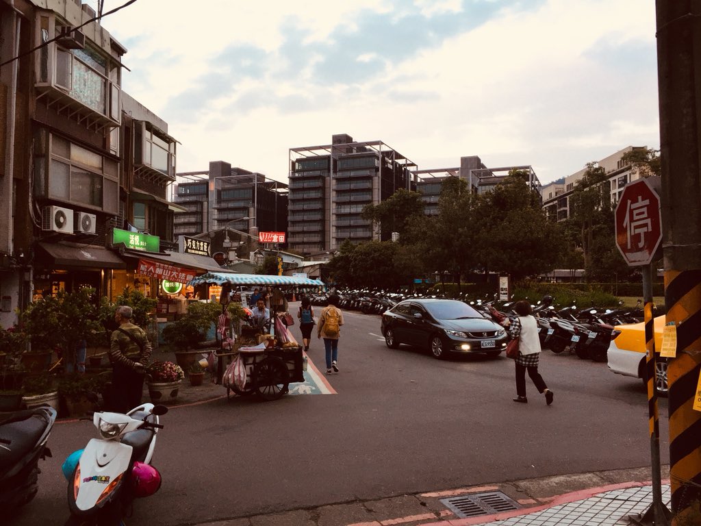 rrriggsby's tweet photo. #walking2work #Shilin #Taiwan Sweet potato man https://t.co/zS3GPjbn5d