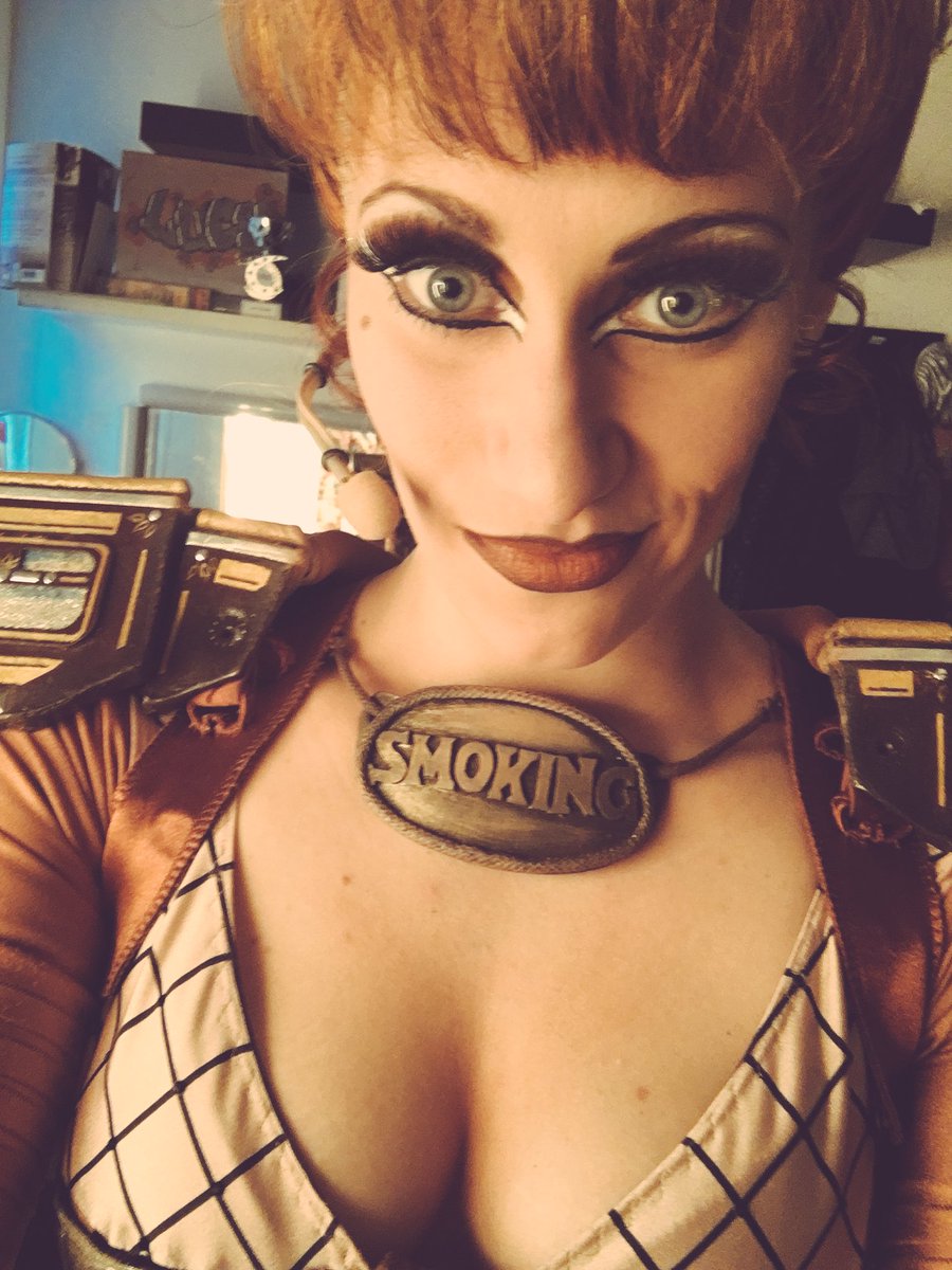 hannahkiss_'s tweet image. #smoker #ashley #stexinside #makeuponmychest