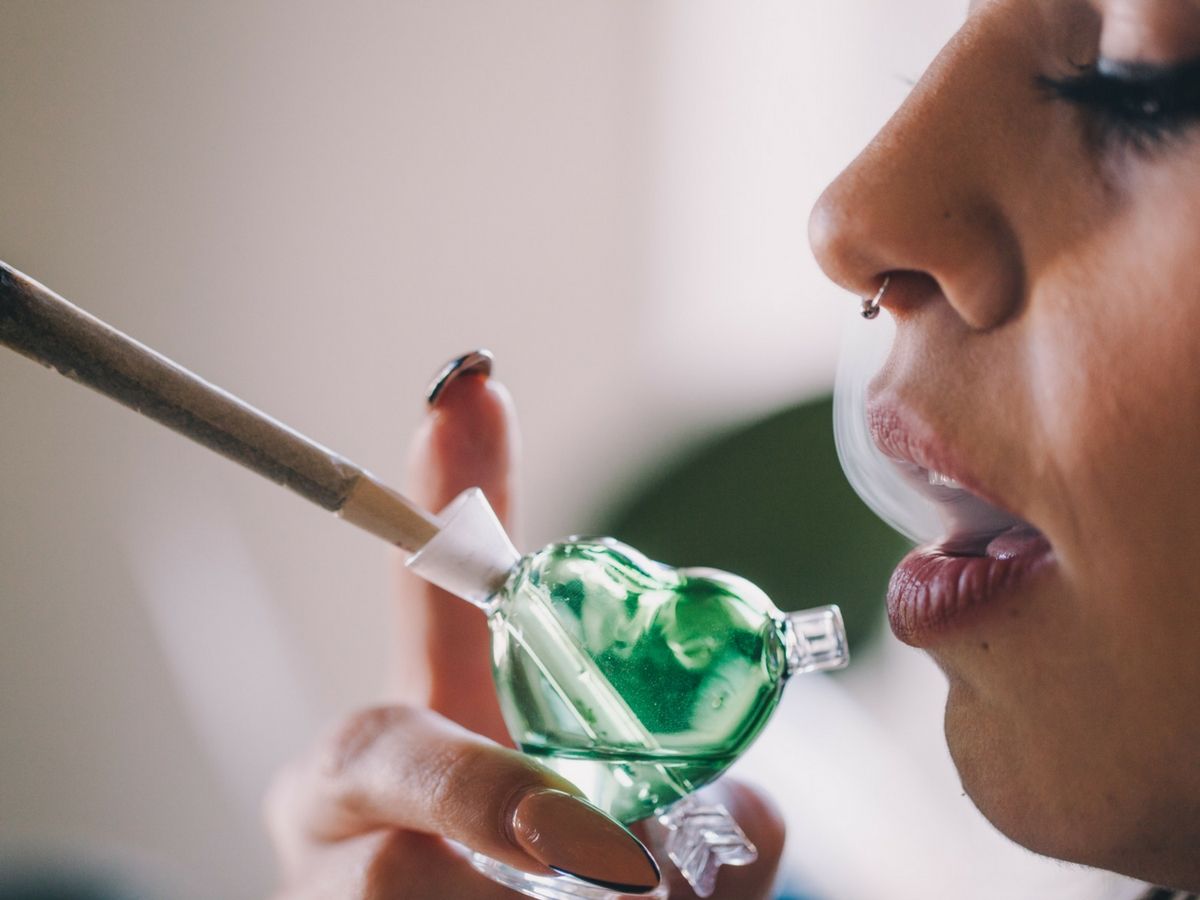 BigBudsMag's tweet image. Consumers now start to demand high-CBD, low-THC marijuana. Growers are seeking less psychoactive cannabis strains. Read more here: 
bigbudsmag.com/consumers-want… 
#highCBD #strains #growers #lowTHC #medicinal #cannabis #marijuana