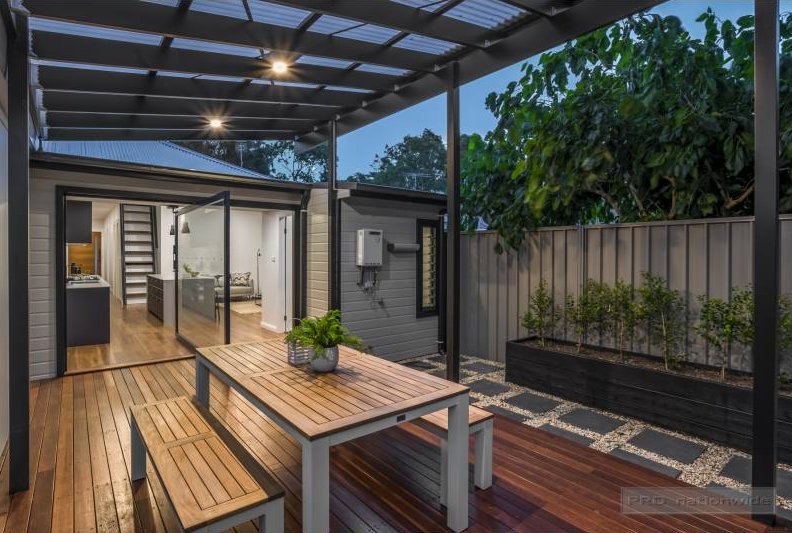 thehomepage_au's tweet photo. A dynamic mix of industrial edge, #contemporary style and dramatic light-filled space highlight the allure of this #renovated semi-detached worker’s cottage. See more: https://t.co/wG3jahmwMA
#Carrington #NSW #forsale #workerscottage @PRDnationwide https://t.co/1dqskYMhSh