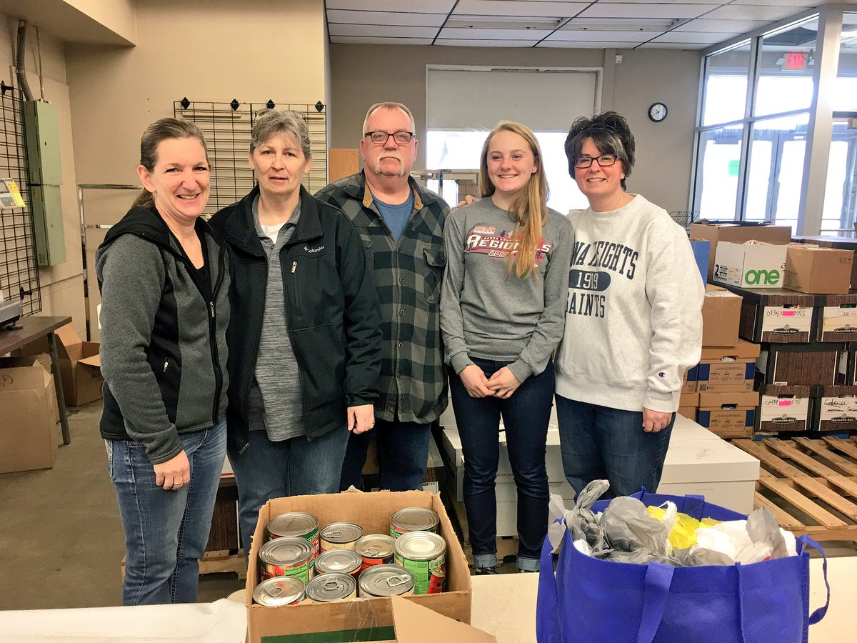 WilsonMellissa's tweet photo. Thank you @BethMccaulley @hudson_schools for contributing such an abundance of food for the #ReadToFeedLenawee event @GoodwillSEMI The benefit #FoodPantries in our area #4Tons https://t.co/UBGvYJW2Z9