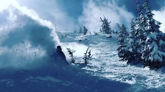 These past few weeks @mammothmountain have been insane! Here’s a clip of some sweet whiteroom action! Can’t wait for more soon! 🎥: @josh_wray #tapforsound🔊 #miraclemarch #whiteroom #powpow
.
.
.
.
.
@audien 
@turbineouterwear <a href="/wendwaxworks/">Wend Waxworks</a> <a href="/forcefiel/">BForcefiel</a>… ift.tt/2ureRfw