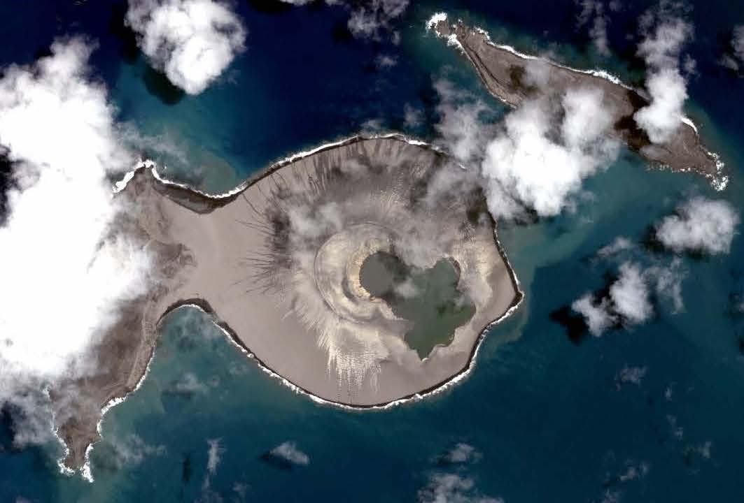 SchmidtOcean's tweet photo. "Monitoring and Modelling the Rapid Evolution of Earth's Newest Volcanic Island" 1st publication on Hunga Tonga Hunga Ha'apai is out. @SchmidtOcean worked w/ @NASAEarthData, @LamontEarth + others to gather data during the #VentLife Cruise in 2016.
https://t.co/5hvFc6Rebj https://t.co/tfRVYX3QAT