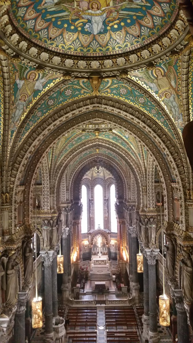 #Lyon, basilica di #Fouvrière, dentro l'oro, nel cielo una passerella tra statue e guglie. Di fronte la città, splendida anche con pioggia e spleen #FranceFR #Onlyon <a href="/BarbaraLovato1/">Barbara Lovato</a>
