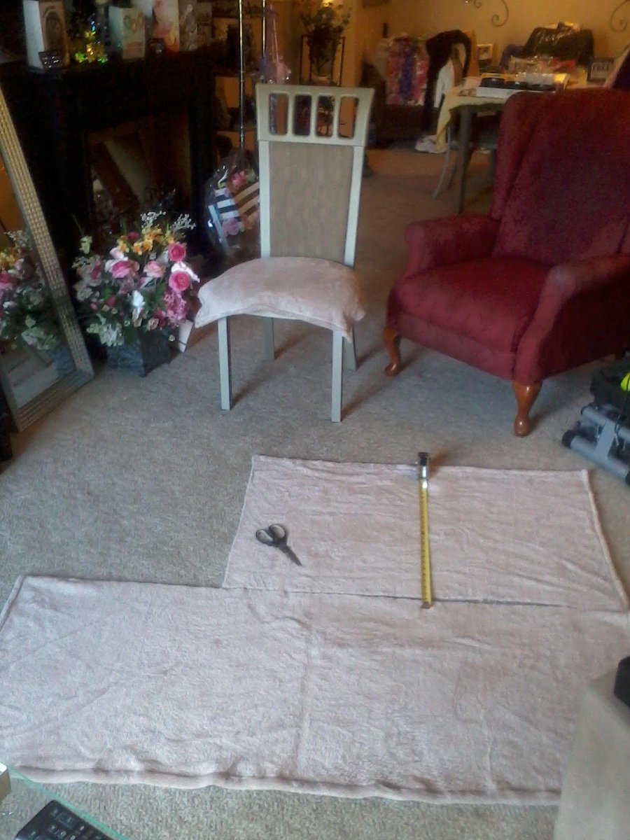 AilsaForshaw's tweet photo. ✂️😃💺🍽️So today I was getting our Dining Room Table all set for the #EasterDinner, I move it for more guests, &amp; decided to #DoctorUp the #diningroom #chairs Was so Fast &amp; Easy #WhoKnew? lol! Quick &amp; Easy #DIY Project😍😎🏡
#UseWhatYouHave #Recycle♻️
https://t.co/nPdlAA0qAe https://t.co/X8B3hdtcOV