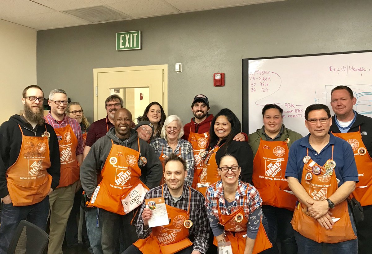 jenny_helme's tweet photo. Great DS Town Hall at 4747/Spanaway!!!  Special recognition for MASM Richie for his leadership and commitment to the DSs group 👍 #PNW4theWin #PNWGrowtoGreat @THDJamesEccles @greenlee_kevin https://t.co/HyAbKT6KOz