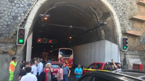 La_Super_Radio's tweet image. Continúa congestion de transito  por procedimiento de incendio de un bus al interior del túnel Zapata dirección Valparaiso, transito se normalizara aprox. A las 12 de la noche, tome cuesta Zapata