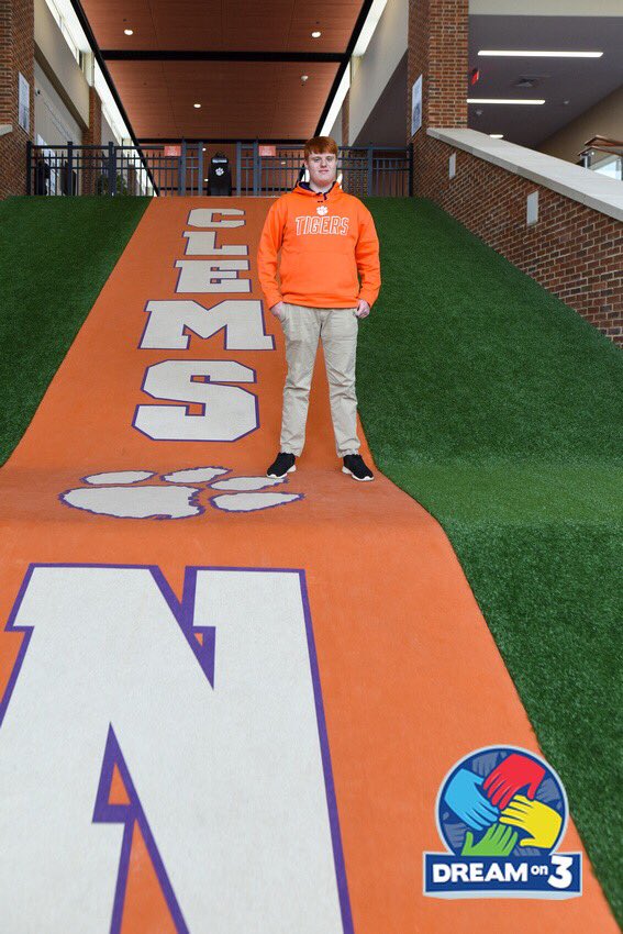 Dream_On_3's tweet photo. “The most exciting 25 seconds in college football.” 

Brandon got a taste of what it’s like to run down “The Hill” in Death Vally! A Dream come true for this lifelong @ClemsonFB fan. 🐅

#clemsonfootball #Clemson #clemsonfamily #KidneyDisease  #sportscharity #DREAMS  @ClemsonTom https://t.co/DY74x8nUYP