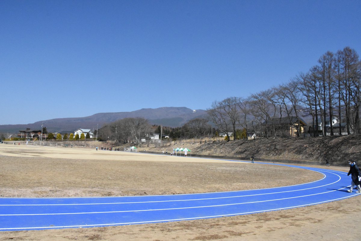 長野県小諸市 天池グラウンドに 全天候型トラック ができました 竣工式当日は 浅間嶺スポーツクラブ主催の 小諸市中長距離選手権 と長谷川体育施設 陸上競技部の方 箱根駅伝４位になった日本体育大学駅伝部の方による 陸上教室 が開催されました