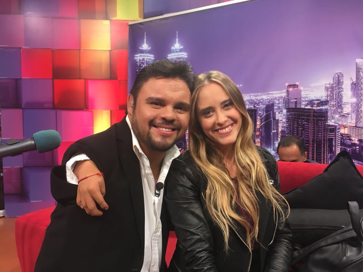 Dechicoagrande1's tweet photo. Con la hermosa Consuelo Schuster que nos cuenta los últimos detalles de su carrera y los planes que están a la vuelta de la esquina. #DeChicoaGrande
#dechicoagrande_consuelo
#notelopierdas #vive #invitadosdelujo #lomejordelanoche
#televisionchilena #late #programalate https://t.co/OW3gI6bspT