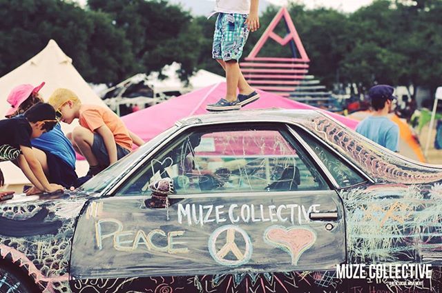 MuzeCollective's tweet photo. ✌and ❤ from #muzecollective
#utopiafest #muzecollective #love #cars #peace #chalk #utopia #tx #igtx #texas #outdoors #beautifulweather #heart #peacesign https://t.co/oYl5UtD3pq https://t.co/4EwJ0HxSkk