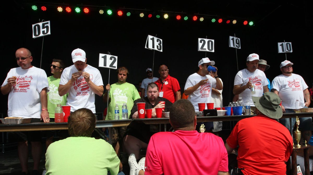How many hot dogs can you eat in 10 minutes? The DC Heinkel's Hot Dog Eating Champion ate 21 in 2016! #festival #hotdogeatingcompetition