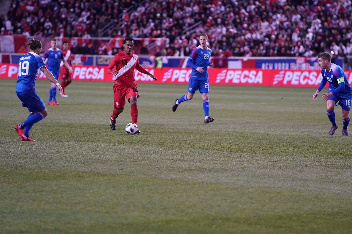 SI_Stadium's tweet photo. Two @FIFAWorldCup bound teams knotted at 1-1 at the half.
🇮🇸 #ICEPER 🇵🇪 https://t.co/ZitHROmvQh