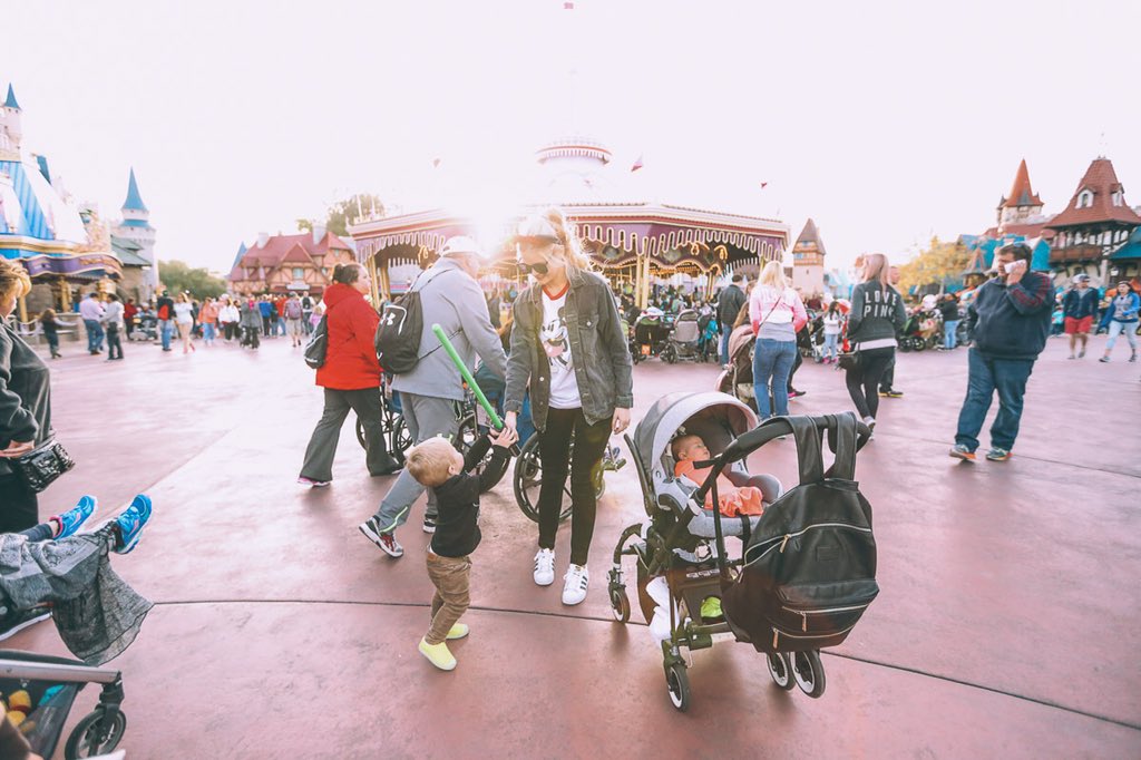Louisy___'s tweet photo. Tw fan: hoy me encontré a esta hermosa familia y n pude evitar tomarles una foto __ es un amor, se la pasaba jugando con Matt y Jo, son lo mejor, no alcancé a tomarle fotos a Louis pero al parecer aún no regresan😭 https://t.co/TsGoVfVMYQ
