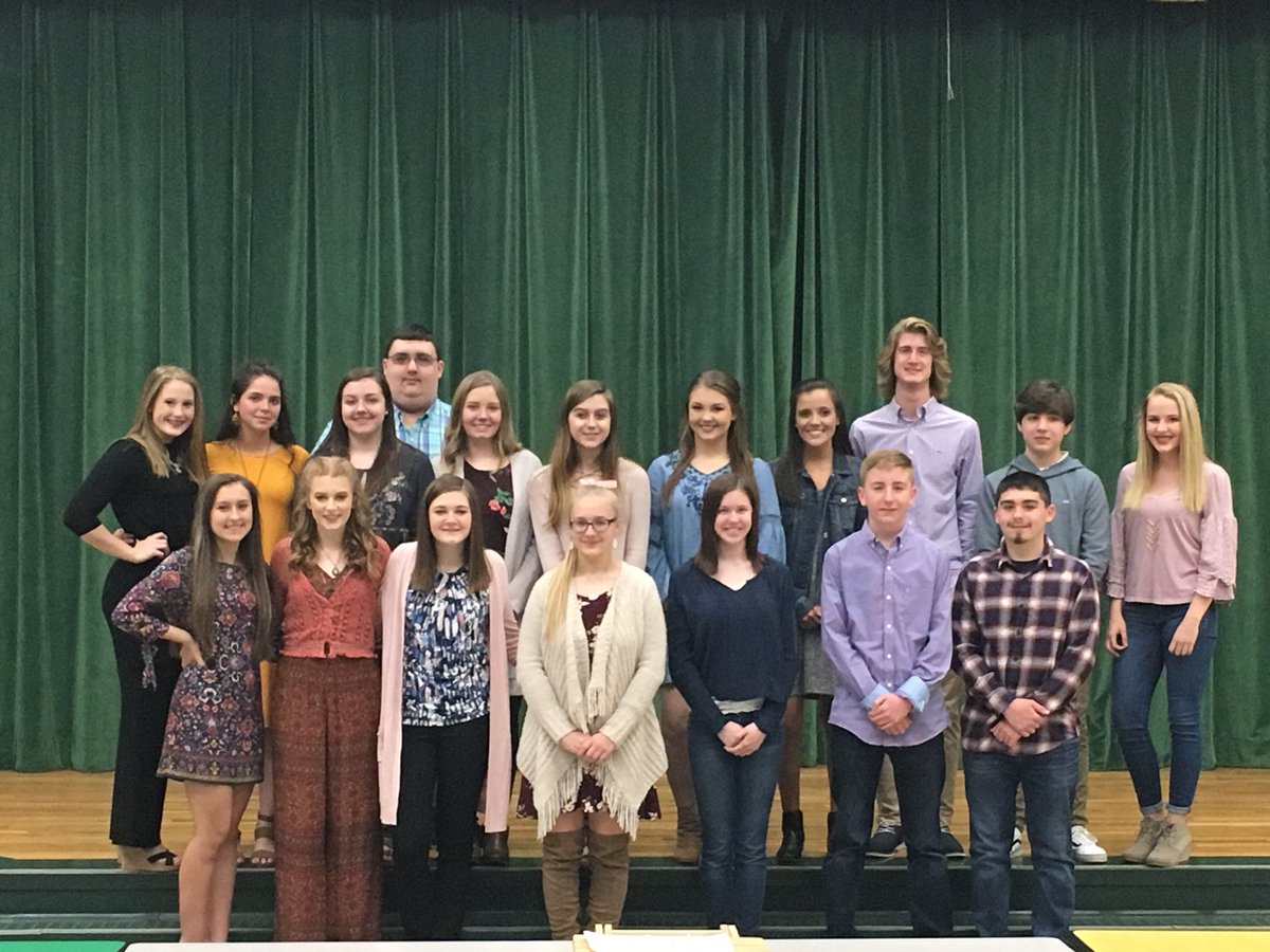 GCHS_BETAClub's tweet photo. Welcome our newest inductees! We are now a 9-12 Club! Thank you to our older members for attending tonight and welcoming our new members! #GCMusketeerMindset #betarocks @nationalbeta watch us grow! https://t.co/LO6gLdu3Mt