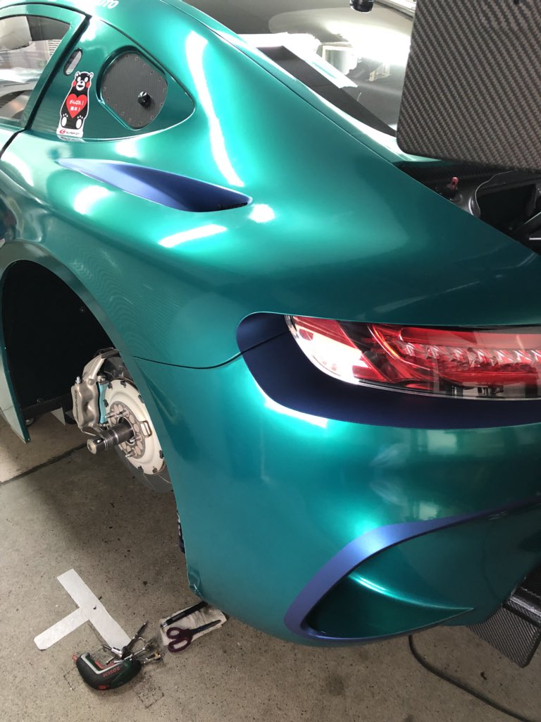itoutti's tweet photo. ミズさんがきて、カラーリングしています。
他の色も入り出して、かなりクールな感じになってきています。
本日は、四日市も桜満開です🌸🌸🌸
#supergt2018
#armageracing
#桜満開 https://t.co/RtdxsJjbLq