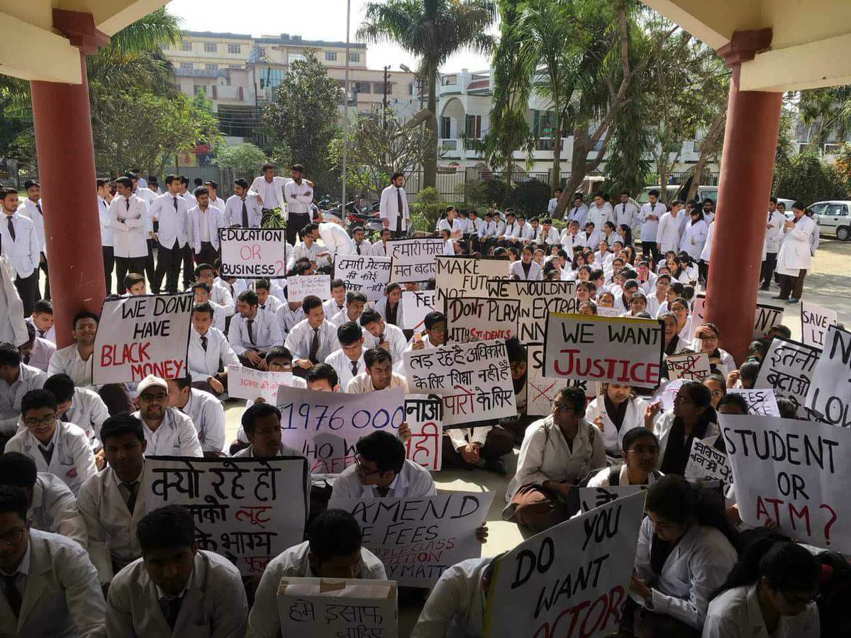 Urvashi3167's tweet photo. SGRR Medical College, Dehradun has hiked it fees for MBBS to Rs 19.58 lakhs.. This unjustified and irrational hike has hit parents the most.
#DoctorsNotBanks https://t.co/mir61eM3iX