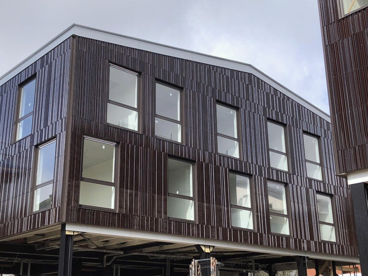 De laatste unit is geplaatst bij project Keramus. 232 studentenwoningen in hartje Utrecht, compleet met P-garage voor auto’s en fietsen. Met een fraai afgewerkte keramische gevel springt dit gebouw er in de omgeving echt uit! #JanSnel #laatste #unit