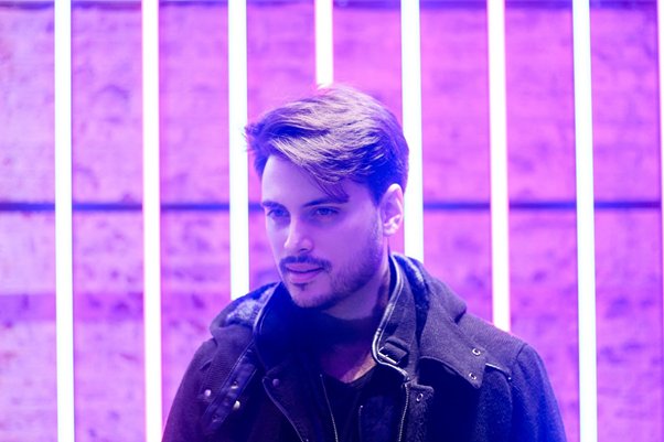 Kharmelo <a href="/KharmeloMusic/">Kharmelo</a> – Feels Like; This is definitely a “Stuck on repeat” kind of song #deephouse #facemask #photographysouls #photographie #photographyislifee #photographylovers #photographyart #artphotography #surrealism #realism #reallife #surreal # b2s.pm/aJjX8o