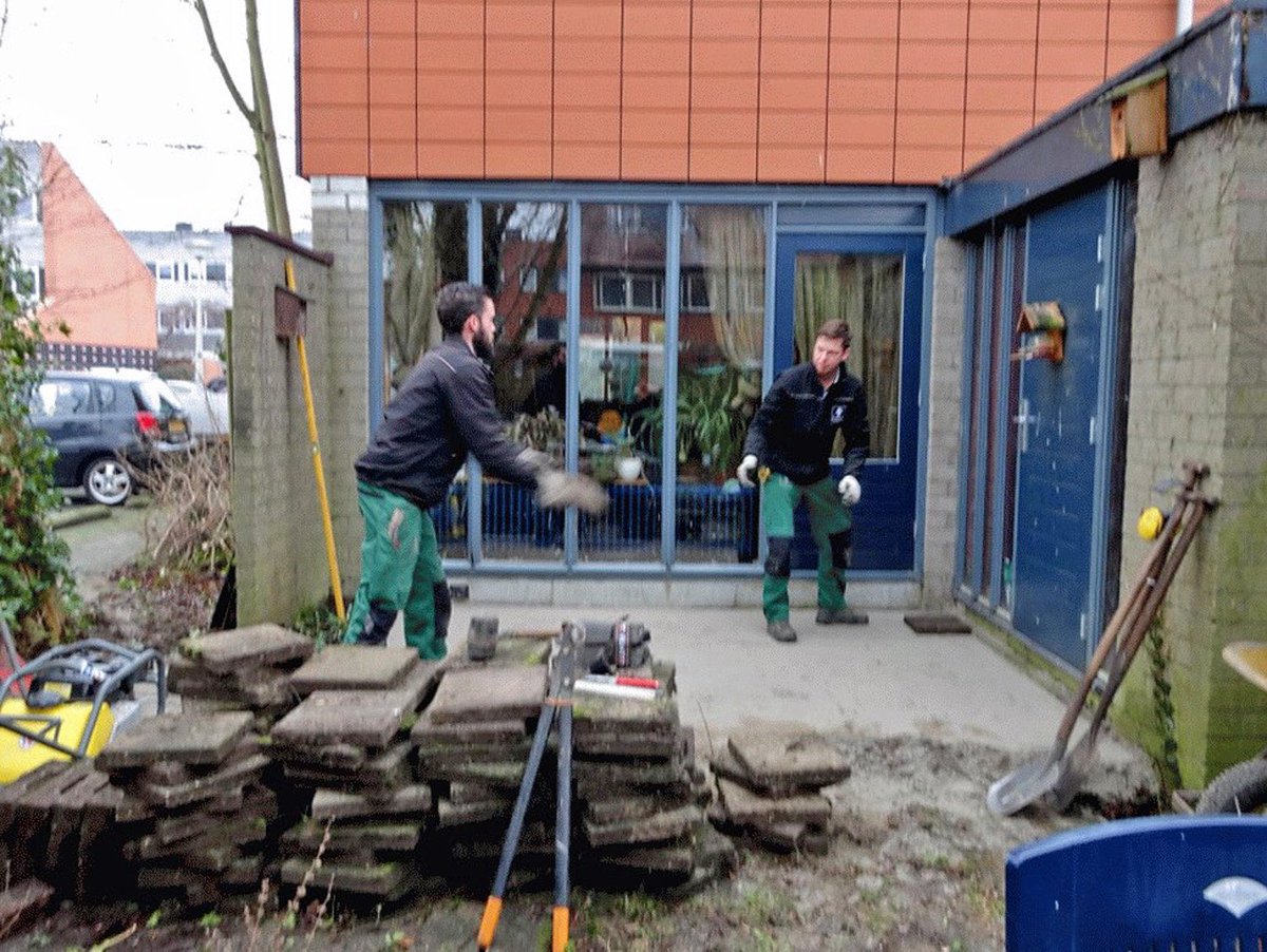 ErnstBaas's tweet photo. Voor @PresentGouda  hebben wij afgelopen maand een tuin gerenoveerd. Waarbij wij diverse bomen hebben gesnoeid en het verzakte terras hebben opgehoogd.
"Heel veel dank, namens deze mevrouw, voor zoveel power en inzet!" https://t.co/Db6zD5ZqXe