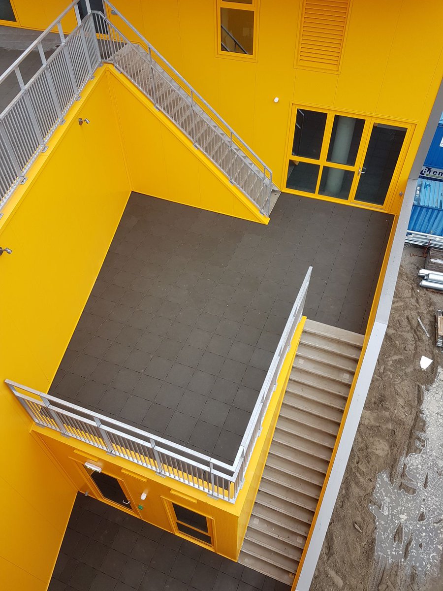 ZoontjensNL's tweet image. Na veel strak zaagwerk, zijn de #dakterrassen op het nieuwe @hyperion zijn klaar! Nu nog even leuk inrichten 🌴en wat zon 🌞en dan kunnen de leerlingen hier lekker de pauzes doorbrengen!