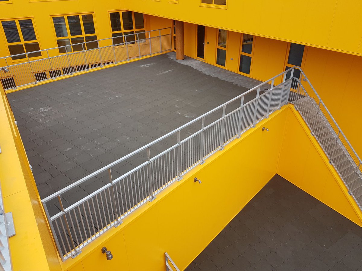 ZoontjensNL's tweet image. Na veel strak zaagwerk, zijn de #dakterrassen op het nieuwe @hyperion zijn klaar! Nu nog even leuk inrichten 🌴en wat zon 🌞en dan kunnen de leerlingen hier lekker de pauzes doorbrengen!