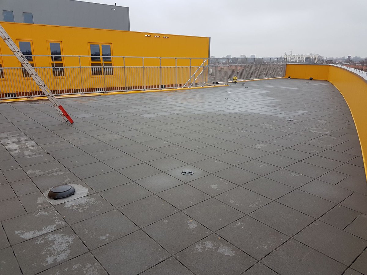 ZoontjensNL's tweet image. Na veel strak zaagwerk, zijn de #dakterrassen op het nieuwe @hyperion zijn klaar! Nu nog even leuk inrichten 🌴en wat zon 🌞en dan kunnen de leerlingen hier lekker de pauzes doorbrengen!