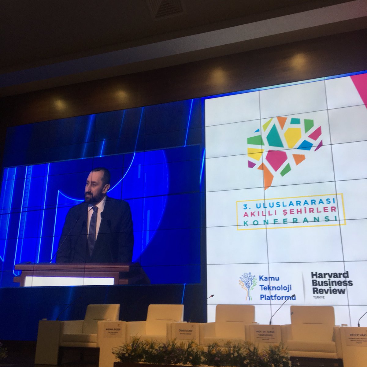 denizhkn's tweet photo. Genel Müdür Yardımcımız Sn.Ümit ÖNAL 3.Uluslararası Akıllı Şehirler Konferansında açılış konuşmasını gerçekleştiriyor. #Uask2018 https://t.co/ZjoercvQNC