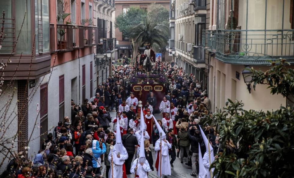 CastiMarx's tweet photo. Manifestaciones masivas en varios puntos del estado español pidiendo la vuelta del feudalismo.
#MiercolesSanto https://t.co/UIxJmsjwB9