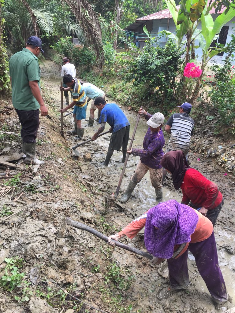 marrindstp's tweet photo. @EkoSandjojo Sudah Pak Menteri #PadatKaryaTunai2018 di Desa Padang Tualang Kec Padang Tualang#KabLangkat_Sumut dalam pemb. keg Normalisasi dan pembersihan saluran Drainase
@jokowi @EkoSandjojo @taufikmadjid71 @anwsanusi @FahriLabado @arwani_p3md @tppindonesia @TPPISUMUT @KemenDesa https://t.co/isSNZxmy41