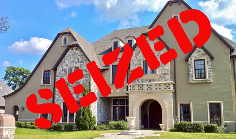 captainsugarcu1's tweet photo. All these #RichFolks telling #PoorFolks they should give up their #2A rights but i think they should give up their #5A rights so their #BigFancyHouses can be confiscated for public use

#ConfiscateTheirHouses #ThatOughtaShutEmUp
#Hollywood #BeverlyHills #SwimminPools #MovieStars https://t.co/HRPDvjXp36