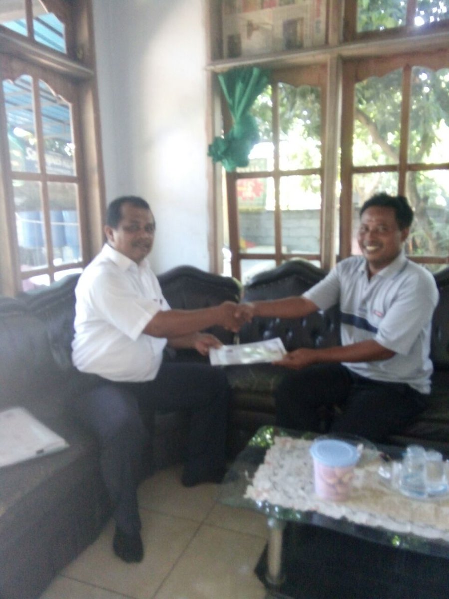 ipkani_jembrana's tweet photo. #aksipenyuluhkkp penyerahan ijin usaha di UMK Amerta Segara Kelurahan Gilimanuk..
Semoga semakin berkembang usahanya..
Hiyeyy
#kerja3ersama #kerjanyata 
@BBRBLPP_Bali @dpp_ipkani @brsdm_kp @puslatluhkp https://t.co/n6N360olBE