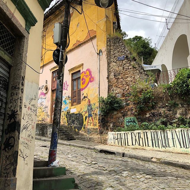 Street Corners #nofilter #ihaveathingforwalls #travel #riodejaneiro #brazil #southamerica #streetphotography #graffiti #corner #photography #rio #flyeatbuy 🇧🇷📷 ift.tt/2Gz7l6T