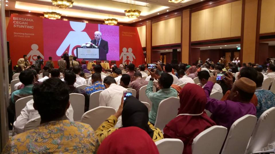 Duta Besar Amerika untuk Indonesia, H.E. Joseph R. Donovan Jr, memberikan sambutannya pada acara Stunting Summit yg diseleenggarakan di Hotel Borobudur, Jakarta, 28 Maret 2018.
<a href="/BappenasRI/">Kementerian PPN/Bappenas</a>  <a href="/USA/">USA</a> <a href="/usembassyjkt/">U.S. Embassy Jakarta</a>  <a href="/MCA_Indonesia/">MCA-Indonesia</a>