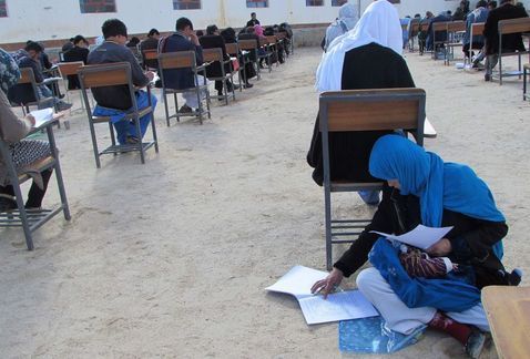 Milenio's tweet photo. ¡La foto que ha conmovido al mundo! ❤

Joven afgana realiza examen universitario mientras abraza a su bebé https://t.co/nEFFby0uOb https://t.co/6YvD0wX34M