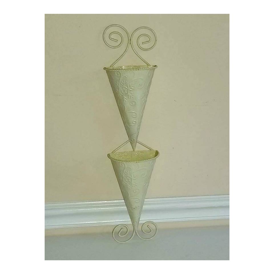 Vintage Wall Pocket, Metal Wall Cones, Wall Planter, Metal Wall Basket, Country Chic, Yellow Wall Pocket,Shabby, Cottage Chic, Yellow Decor etsy.me/2piAMAC
#homedecor #yellow #cottagechic #junkyardblonde #gotvintage #wallvase #wallpocket #wallplanter