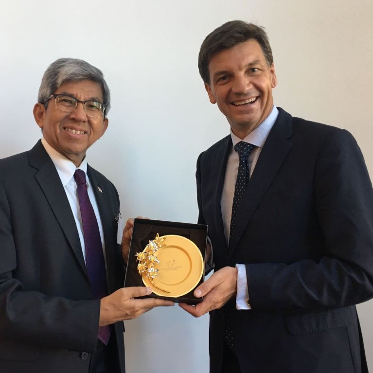 Yaacob Ibrahim (@yaacobibrahim) on Twitter photo Met Hon Agus Taylor (@angustaylorMP) and invited him to this year's Singapore International Cyber Week (<a href="/SICWSG/">Singapore International Cyber Week</a>). Met Hon Agus Taylor (@angustaylorMP) and invited him to this year's Singapore International Cyber Week (<a href="/SICWSG/">Singapore International Cyber Week</a>).