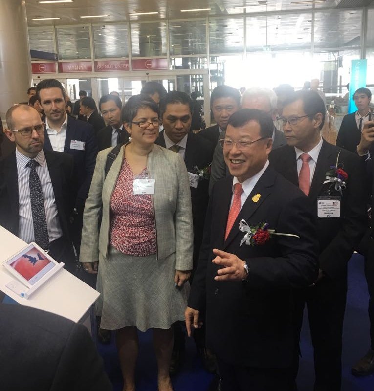 mtonguefcdo's tweet photo. Showing Deputy Transport Minister Pailin around the UK pavilion at #RailAsia. Wide range of UK expertise from design to project mgt, training and innovative materials. #InnovationIsGREAT https://t.co/f8RBWOzM3s