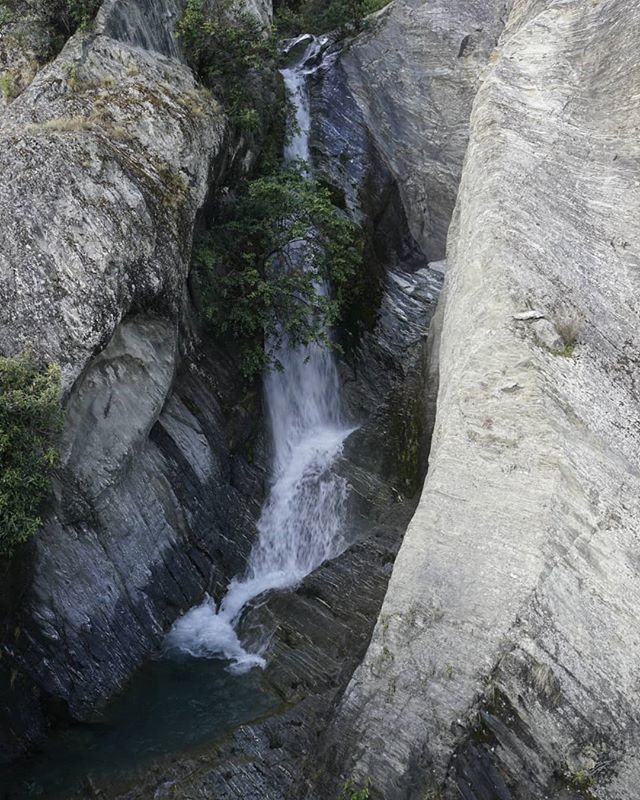 Titine's tweet image. You see so much close up from a bike. I especially liked the raging chasm waterfalls called Trickle 1 and Trickle 2 on the side of the road. #touraotearoa ift.tt/2DZSY6x