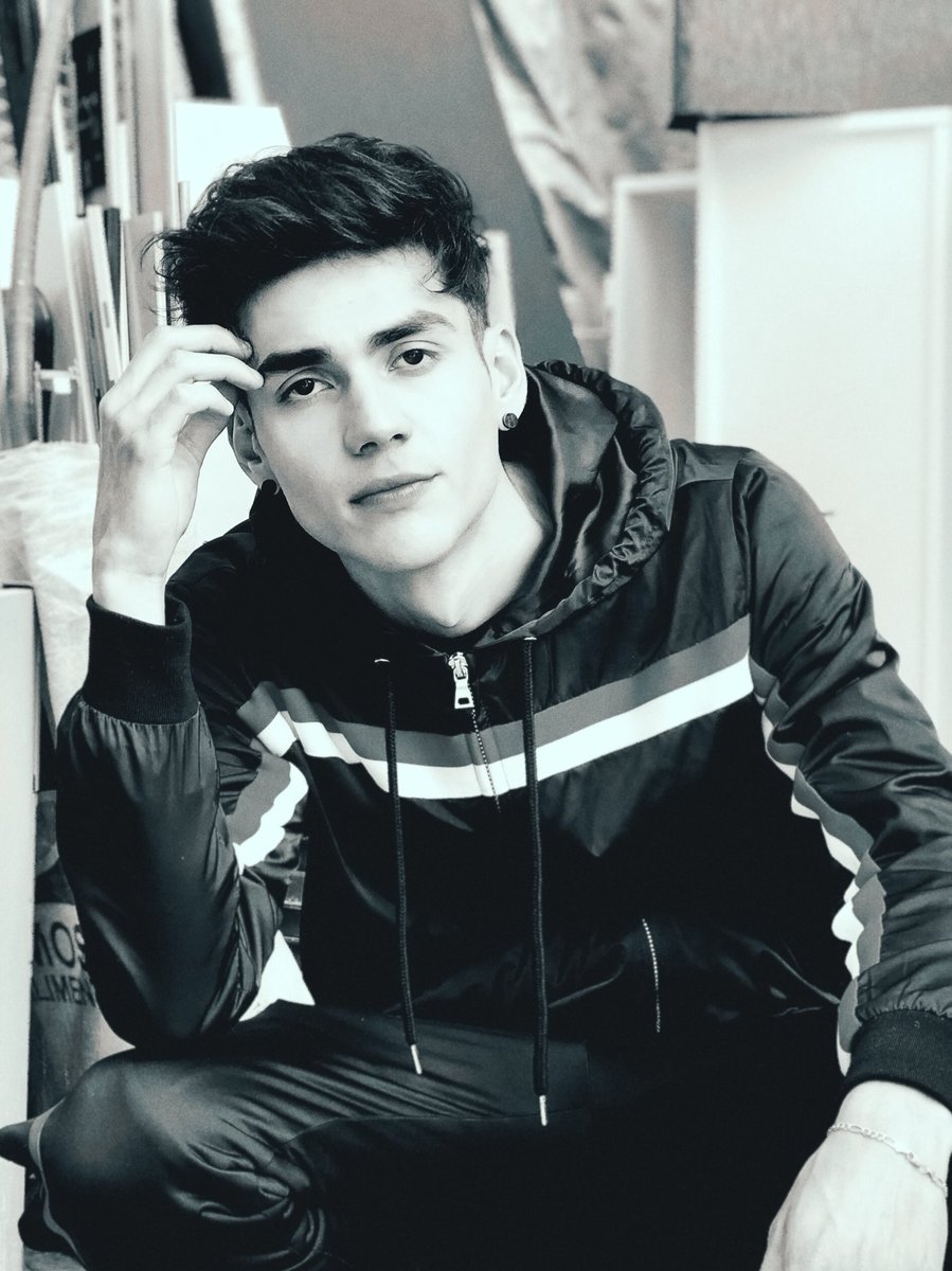 AnnieCoder9's tweet image. @soyalannavarro  tu todo bello y yo toda desesperada porque me sigas #UNOPUNTOCEROALANCD9