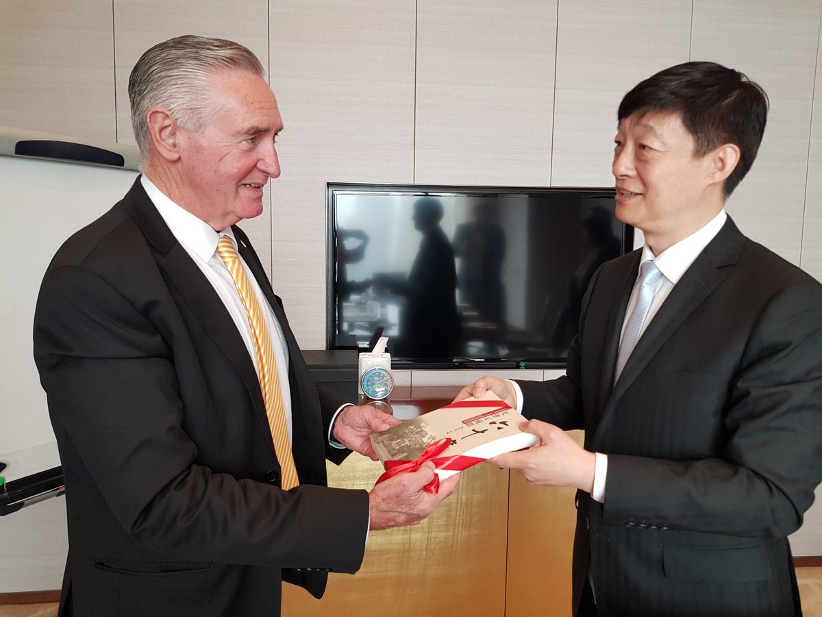 kazsobels's tweet photo. Strengthening ties with China, @markwstone13  exchanges gifts with the Chairman of the Tianjin Chamber of Commerce @vicchamber https://t.co/5uVJfjwOJi