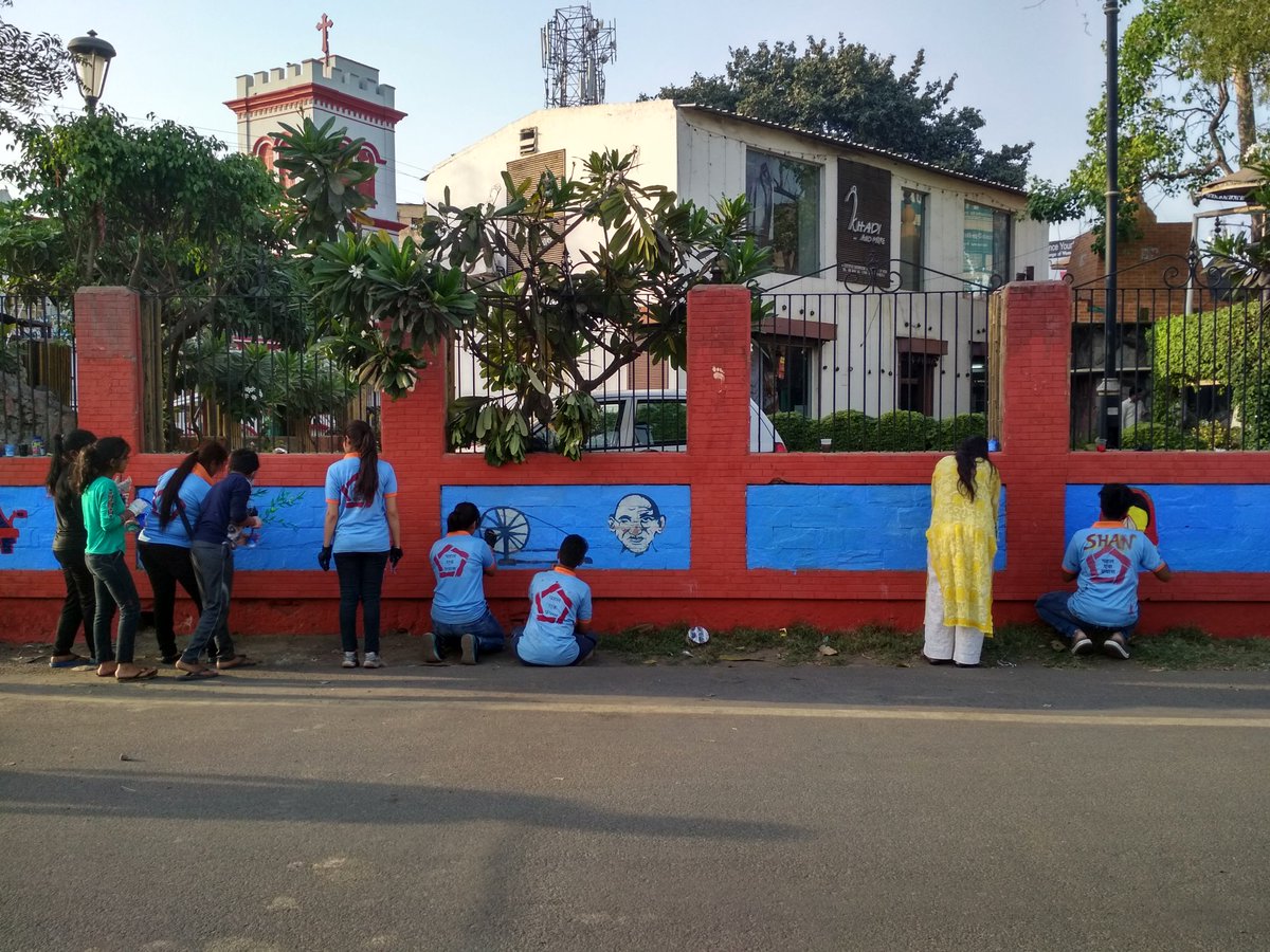 MoHUA_India's tweet photo. #Swachhagrahis led a spot-fixing campaign in Meerut wherein several walls were beautified with #SwachhBharat themed paintings.
#MyCleanIndia https://t.co/s4ahTSsOQx