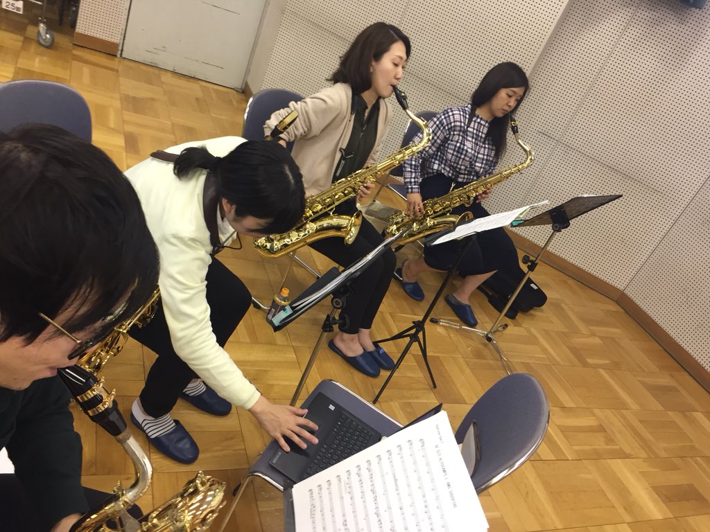 saxciple's tweet photo. 今回のコンサートで編曲を務める赤木さんと大野さん。合わせの時はパソコンを持参して音チェック!
#動物の謝肉祭 #プロヴァンスの風景 #演奏会 #コンサート #サクシプル #sax #saxciple https://t.co/84FVSWOd8B