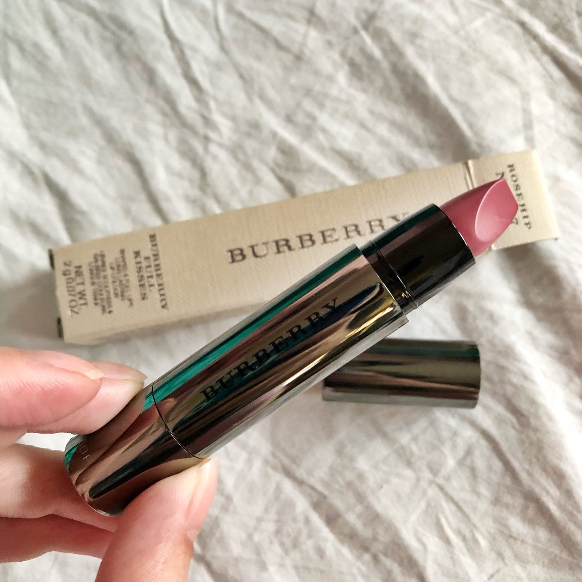 Viviennewonder's tweet photo. มาค่า แจกหนุกๆ เนื่องในวันเกิดแจ็คสัน แจกลิป Burberry สี Rosehip แท่งนี้ 1000 กว่าบาท แค่ RT + FOLLOW สุ่มแจกเลยจ้า ประกาศวันที่ 29 เลย #KingJacksonDay https://t.co/4w7sq0hrqH