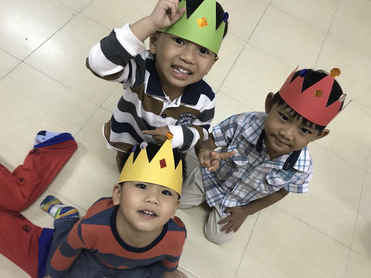 KaraSmoak's tweet photo. Missing my old class, but how cute are my new students!! We made crowns today ✨ https://t.co/GfcsRgN96f