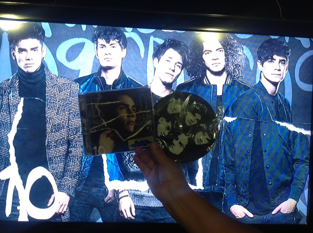 lonelycashtonx's tweet image. @soyalannavarro Hey, Hey, espero no estar tarde para esto, te quería decir que también compre tu disco en Preventa y soy muy feliz, wuuu  @CD9